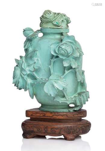Chine, vers 1930 Vase balustre couvert en turquoise