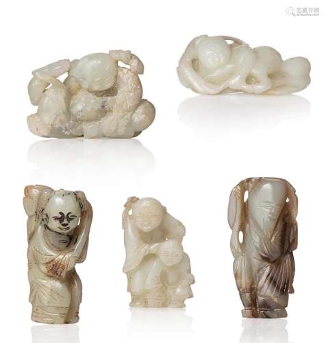 Chine, période Jiaqing (1796-1820) Cinq pendentifs en jade c...