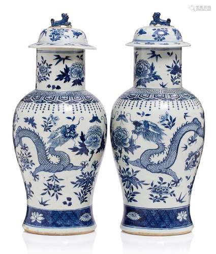 Chine, XIXe siècle Paire de vases couverts en porcelaine ble...