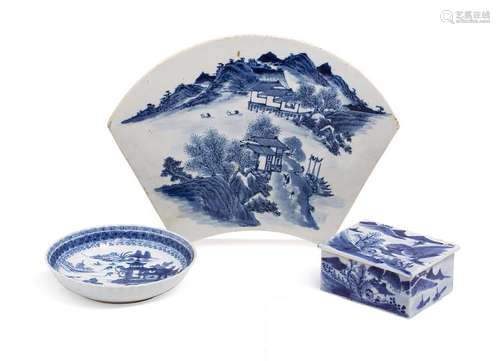 Chine, XVIIIe et XIXe siècle Lot de porcelaines bleu-blanc c...