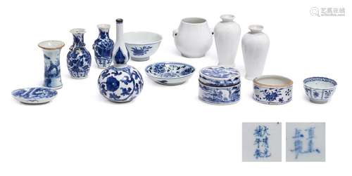 Chine, XVIIIe et XIXe siècle Lot en porcelaine bleu-blanc et...