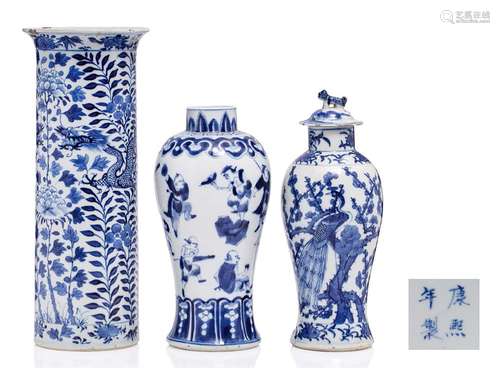 Chine, XIXe siècle Lot de trois porcelaines bleu-blanc compr...