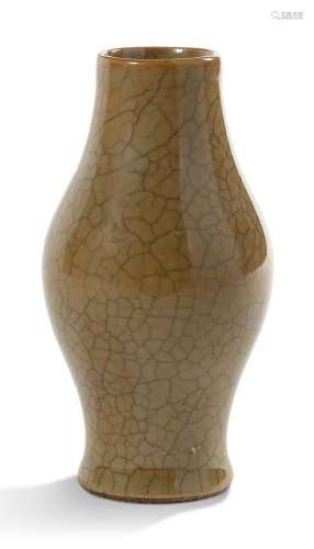 Chine, XVIIe siècle Vase en céramique à décor craquelé émail...