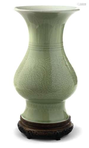 Chine, XVIIIe siècle Vase balustre en porcelaine et émail cé...