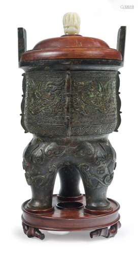 Chine, XVIIe siècle, épqoue Ming Brûle-parfum en bronze de t...