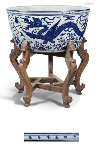 Chine, période Jiajing (1521-1567) Grande vasque en porcelai...