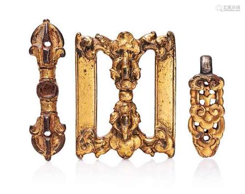 Tibet, XVIIIe siècle Trois éléments de ceintures en bronze d...
