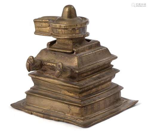 Inde, XVIIIe - XIXe siècle Stupa en bronze doré surmonté d&#...