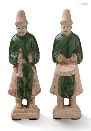 Chine, de style Ming Deux statuettes Mingqi en terre cuite a...