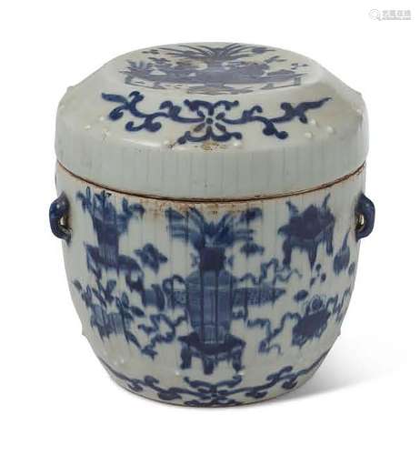 Chine, vers 1900 Pot couvert en porcelaine bleu-blanc à déco...
