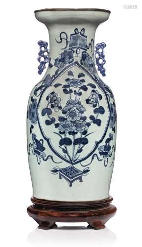 Chine, XIXe siècle Vase céladon à décor en médaillon de bouq...