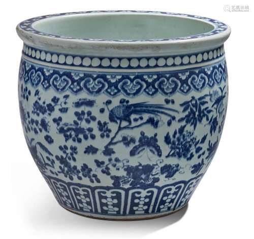 Chine, vers 1900 Vasque à poisson en porcelaine bleu-blanc