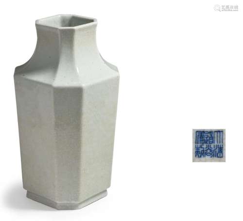 Chine, période Qing Vase balustre octogonal en porcelaine ém...