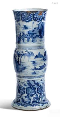 Chine, XVIIIe siècle Vase en porcelaine bleu-blanc à décor d...