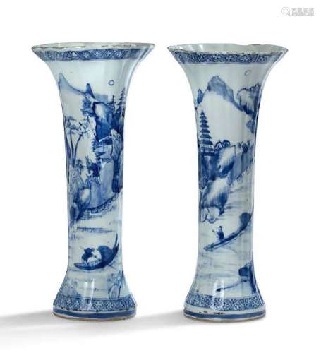 Chine, XVIIIe siècle Lot comprenant une paire de vases corne...