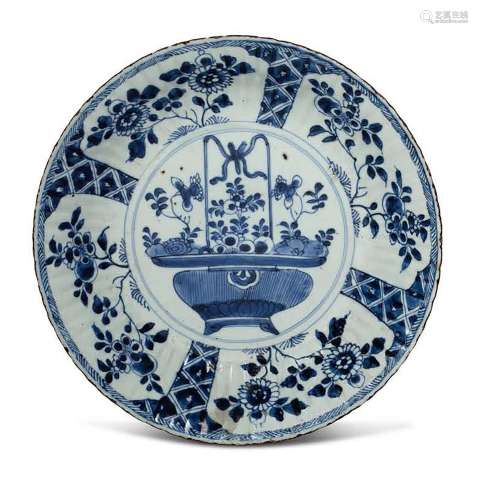Chine, XVIIIe siècle Plat à bordure godronnée en porcelaine ...