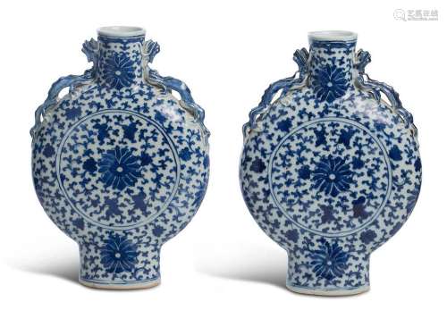 Chine, XIXe siècle Paire de vases de forme gourde