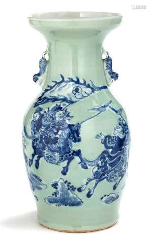 Chine, vers 1900 Petit vase de forme balustre en porcelaine ...