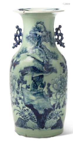 Chine, XIXe siècle Un grande vase en porcelaine émaillée ble...