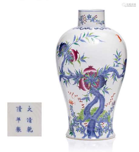 Chine, vers 1960 Vase balustre en porcelaine et émaux bleu e...