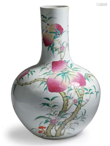 Chine, période Guangxu, vers 1900 Vase tianqiuping en porcel...