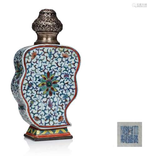 °Chine, XIXe siècle Vase en porcelaine et émaux de style Dou...