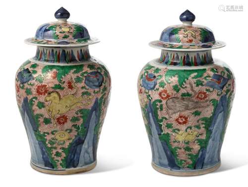 Chine, XVIIIe siècle Paire de vases en porcelaine et émaux d...