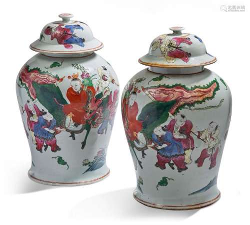 Chine, XXe siècle Paire de potiches couvertes en porcelaine ...