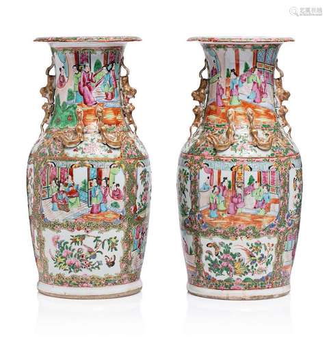 Chine, XIXe siècle Paire de vases balustres en porcelaine et...