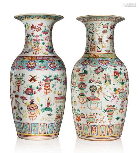 Chine, vers 1900-1920 Paire de vases balustres en porcelaine...