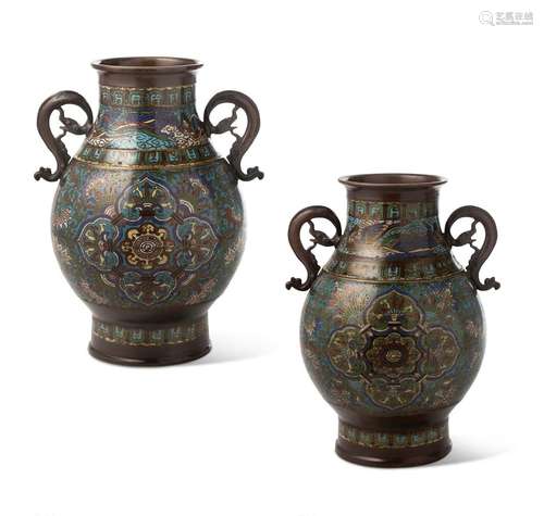 Chine XXe siècle, Paire de vases en bronze et émaux champlev...