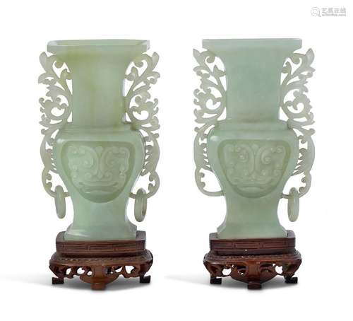 Chine, XXe siècle Paire de vases en serpentine à décor de ma...