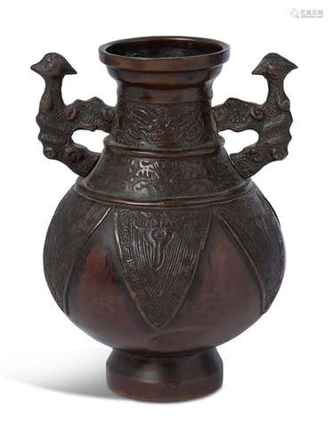 Chine XXe siècle, Vase en bronze à décor de frises archaisan...