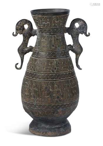 Chine, XIXe siècle Vase en bronze à décor archaïque à décor ...