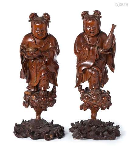 Chine, XIXe siècle Ensemble de deux statuettes en buis