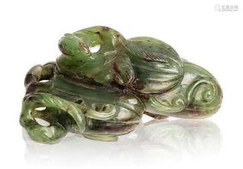 Chine, début XXe siècle Pendentif en jade vert foncé veiné d...