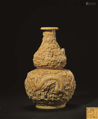 清 黄釉雕瓷龙纹葫芦瓶