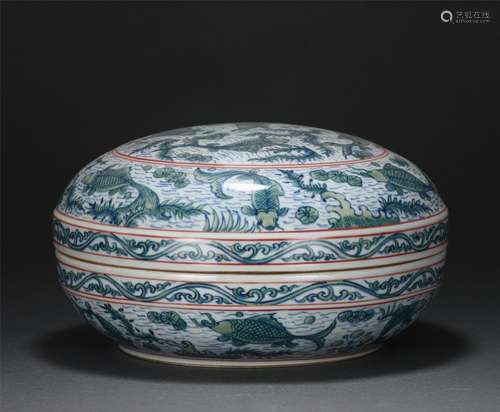 A Famille Verte Lotus Pond Circular Box