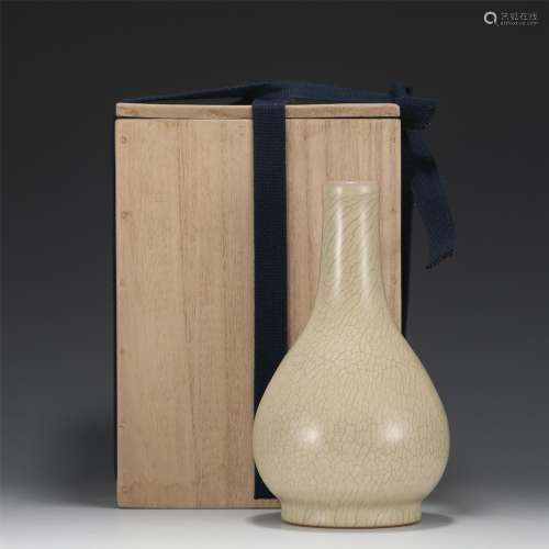 A Ge-ware Bottle Vase with Wooden Box