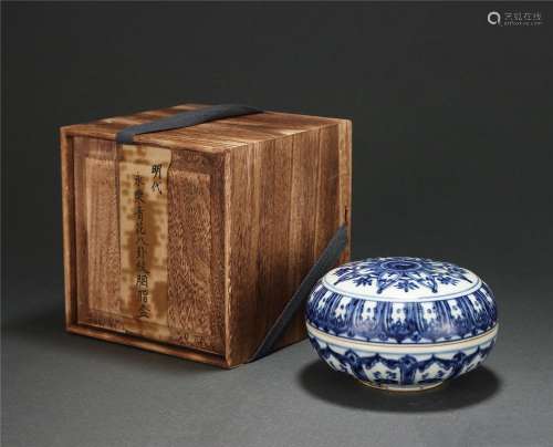 A Blue and White Pomander Case with Wooden Box