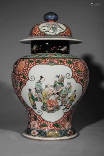 Potiche couverte en porcelaine Wuçaï cinq couleurs .