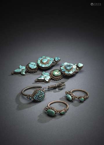 A GROUP OF FIVE SILVER EAR RINGS WITH TURQUOISE DECORATION