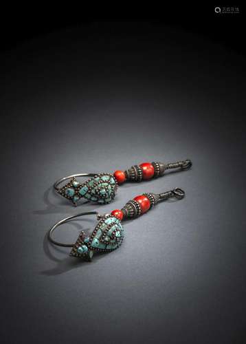 A PAIR OF SILVER EAR HANGINGS WITH GLASS AND TURQUOISE DECOR...