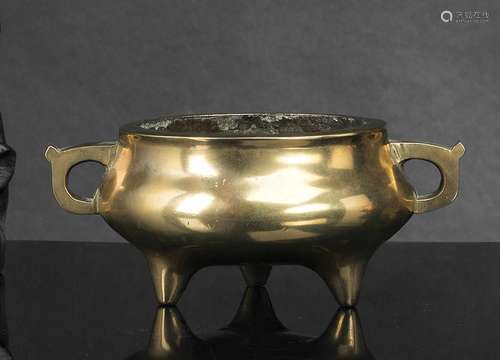 A GOLD COLOURED BRONZE TRIPOD CENSER WITH HANDLES