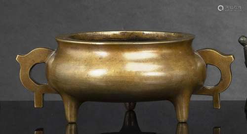 A HEAVY CAST BRONZE CENSER WITH HANDLES