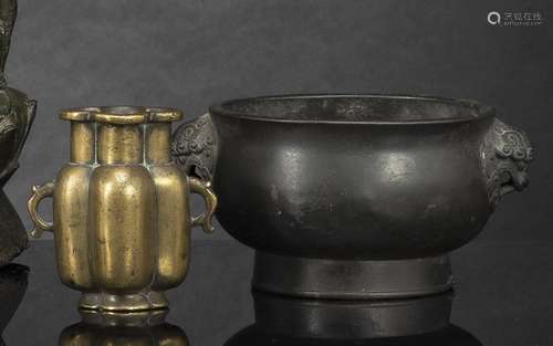 A GROUP OF BRONZE CENSERS AND A VASE