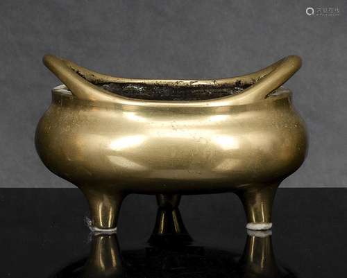 A BRONZE CENSER WITH HANDLES