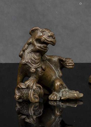 A BRONZE PAPER WEIGHT IN SHAPE OF A LION AND CUB WITH BALL