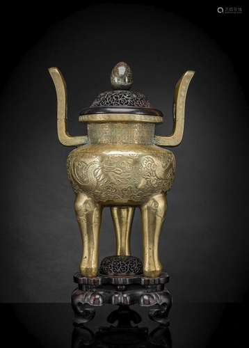 A LARGE CAST AND ENGRAVED DRAGON BRONZE TRIPOD CENSER WITH C...