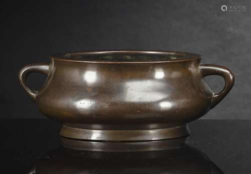 A BRONZE CENSER WITH HANDLES